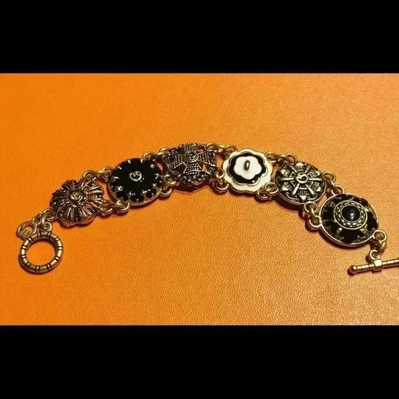 ST. JOHN Women’s Vintage Enamel Gold Tone Metal Bracelet Black White - Picture 7 of 10